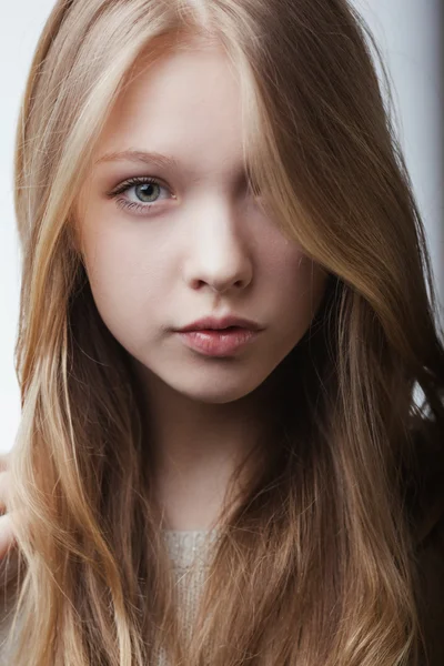 Beau blond adolescent fille portrait — Photo