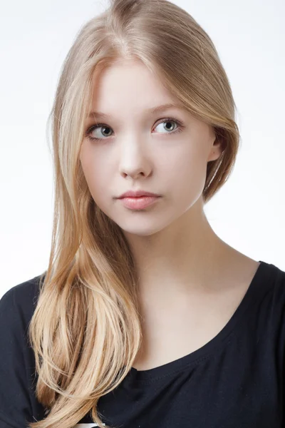 Retrato de la muchacha adolescente rubia hermosa — Stockfoto