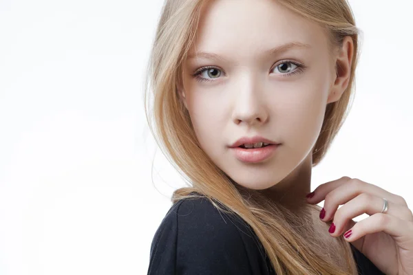 Retrato de la muchacha adolescente rubia hermosa — Stockfoto