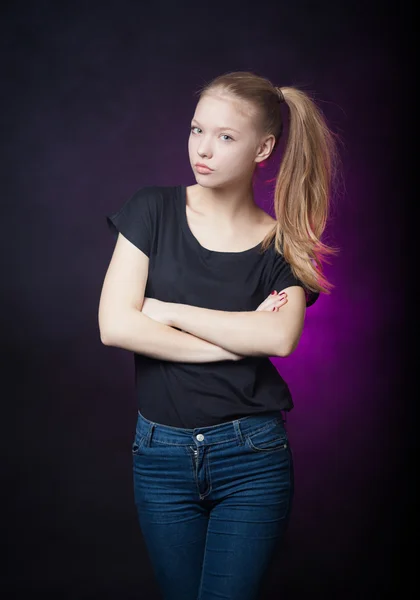 Vacker blond tonåring flicka stående — Stockfoto
