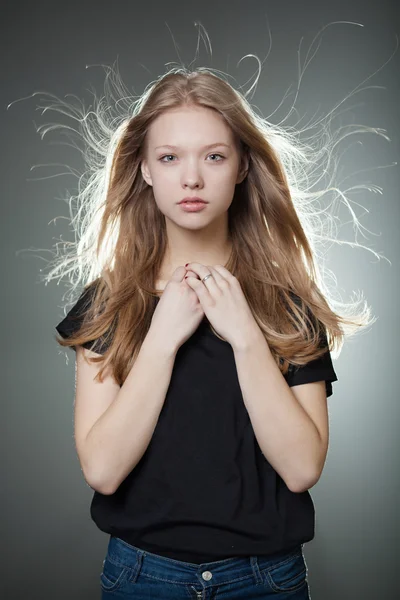 Hermoso retrato de chica con el pelo ventoso — Foto de Stock