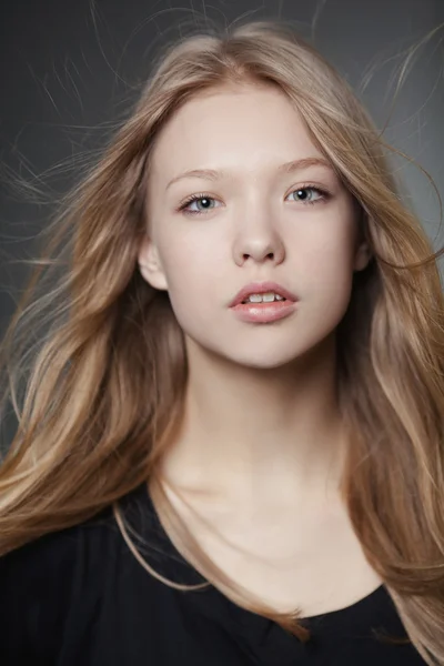 Bela menina retrato com cabelo ventoso — Fotografia de Stock