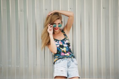 Güzel sarışın kız, uzun saçlı.