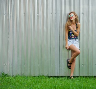 Güzel sarışın kız, uzun saçlı.