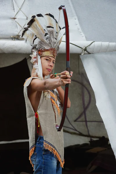 Маленький смешной мальчик играет коренного американца — стоковое фото