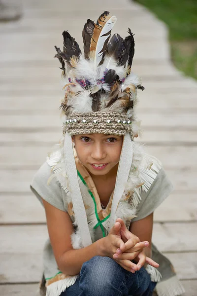 Liten rolig pojke leker indianer — Stockfoto