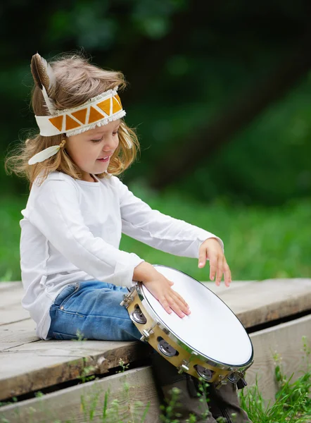 Pequeña chica divertida jugando nativo americano — Foto de Stock