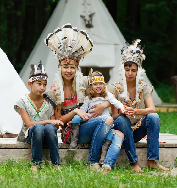 Niños felices jugando nativo americano — Foto de Stock