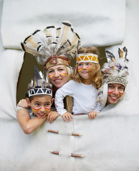 Glada barn som leker indianer — Stockfoto
