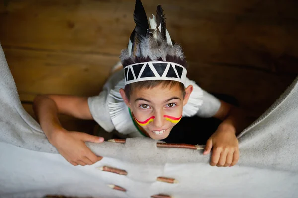 Pequeno engraçado menino jogar nativo americano — Fotografia de Stock