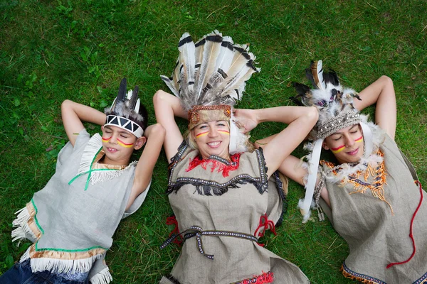 Crianças felizes jogando nativo americano — Fotografia de Stock