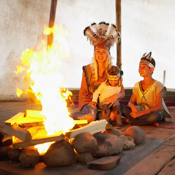 Glada barn som leker indianer — Stockfoto