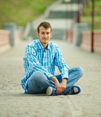 kaygısız mutlu genç adam