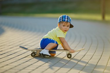 açık havada kaykay ile şirin küçük çocuk