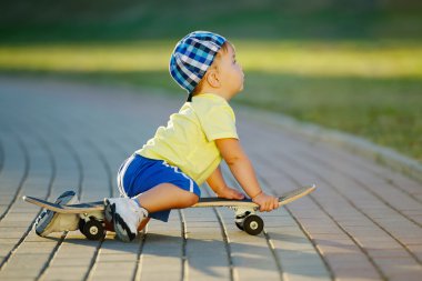 açık havada kaykay ile şirin küçük çocuk