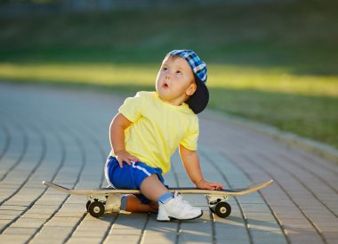 açık havada kaykay ile şirin küçük çocuk