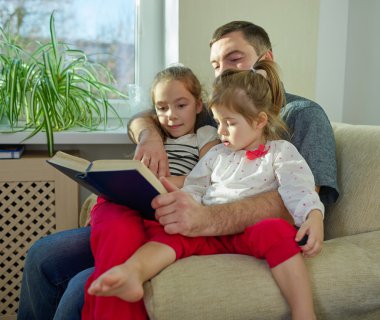 Babası ve kızı evde.