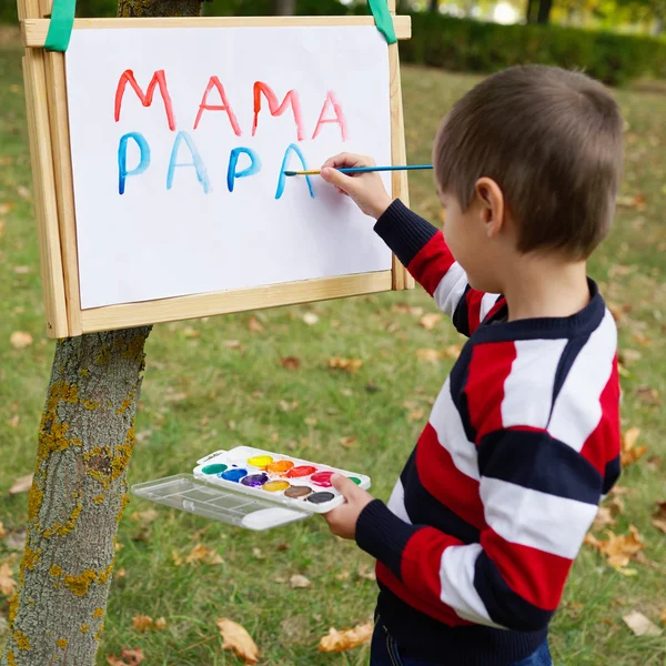 Gelukkig jongetje tekening in park — Stockfoto