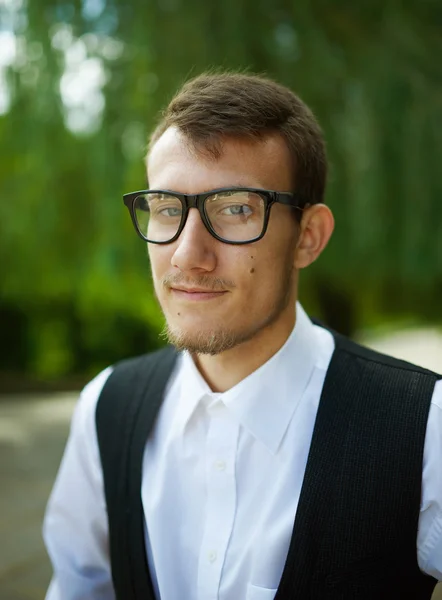 Unga hipster pojke med glasögon — Stockfoto