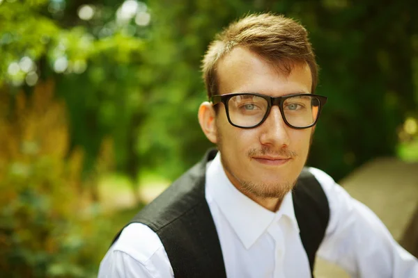 Unga hipster pojke med glasögon — Stockfoto