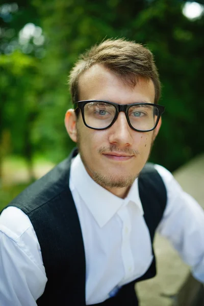 Unga hipster pojke med glasögon — Stockfoto