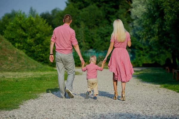 Família feliz da visão traseira — Fotografia de Stock