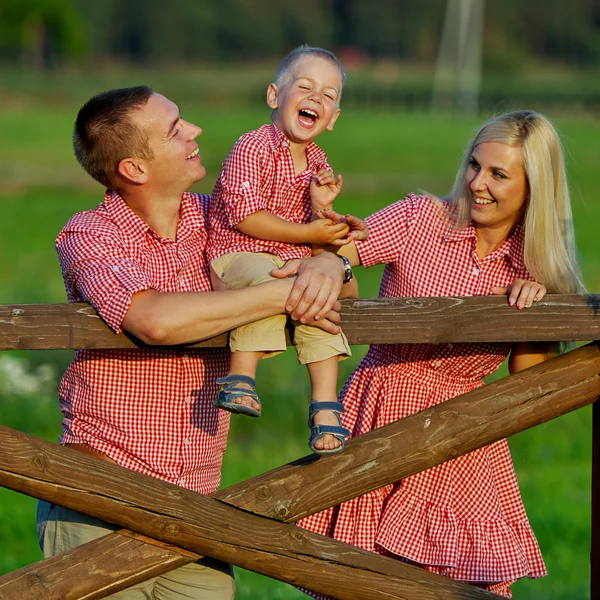 Boldog család vidéki stílusban — Stock Fotó