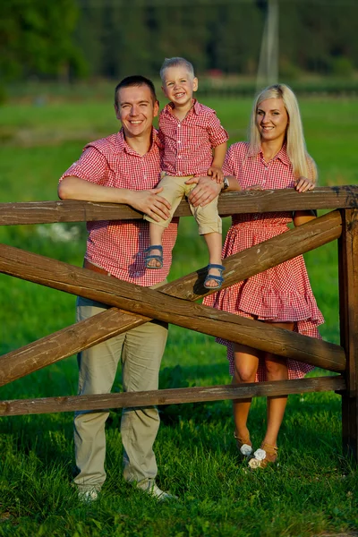 Família feliz em estilo country — Fotografia de Stock