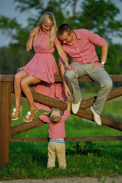 Menino bonito com seus pais ao ar livre — Fotografia de Stock