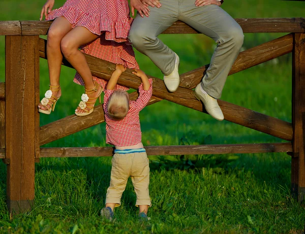 Милый маленький мальчик с родителями на открытом воздухе — стоковое фото