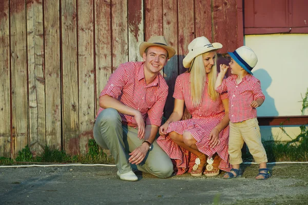 Familia feliz en el estilo del país — Foto de Stock