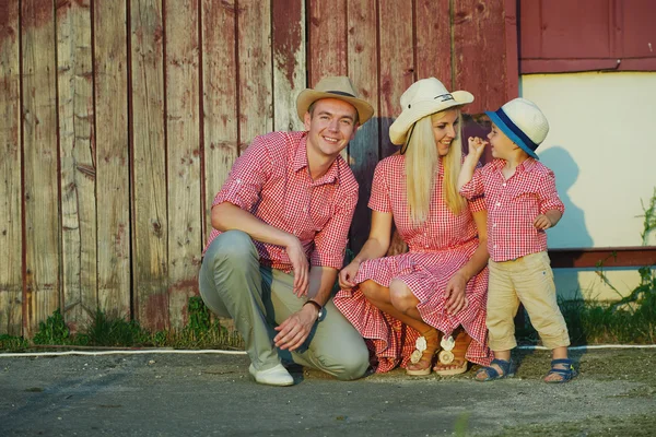 Lycklig familj i lantlig stil — Stockfoto