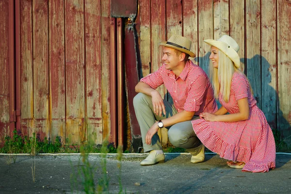 Belo casal em estilo country — Fotografia de Stock