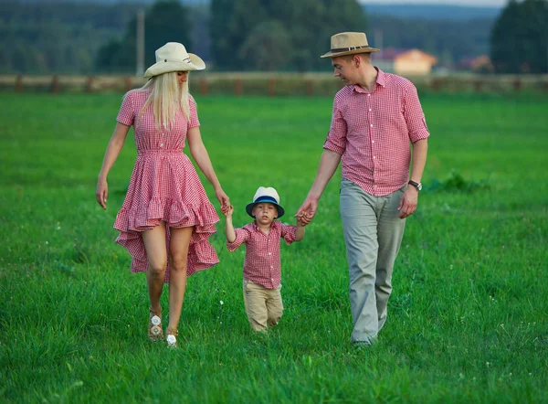 Lycklig familj i lantlig stil — Stockfoto