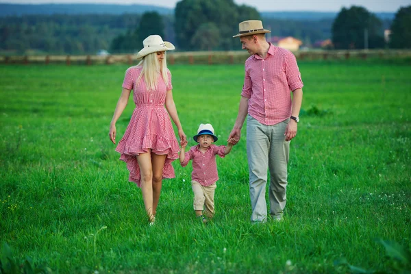 Lycklig familj i lantlig stil — Stockfoto