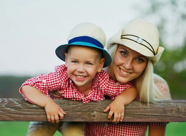 Famille heureuse dans un style champêtre — Photo