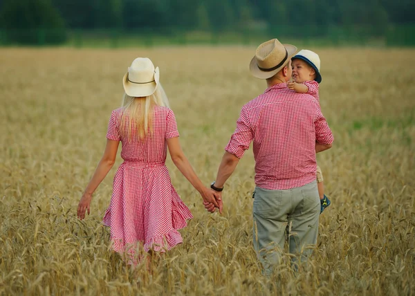 Lycklig familj i lantlig stil — Stockfoto