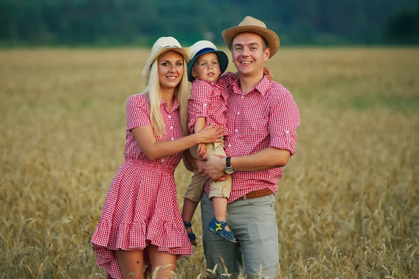 幸福的家庭，在乡村风格 — 图库照片