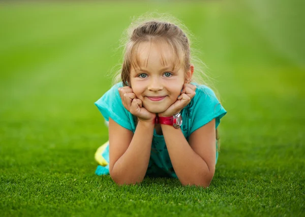 Petite fille drôle sur le stade de football — Photo