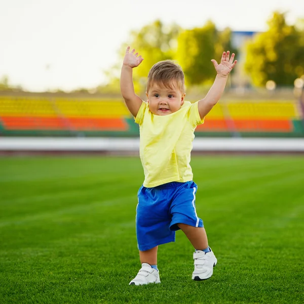 Piccolo ragazzo divertente sul campo di calcio — Foto Stock