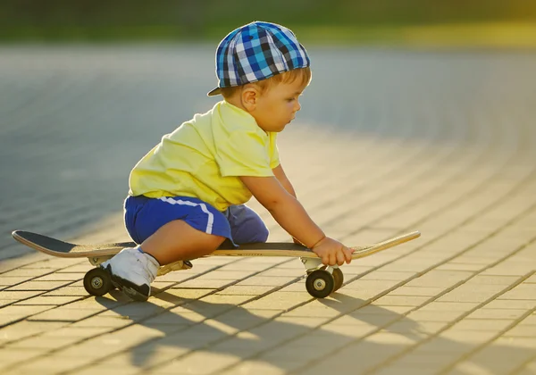 Lindo niño pequeño con monopatín al aire libre — Foto de Stock