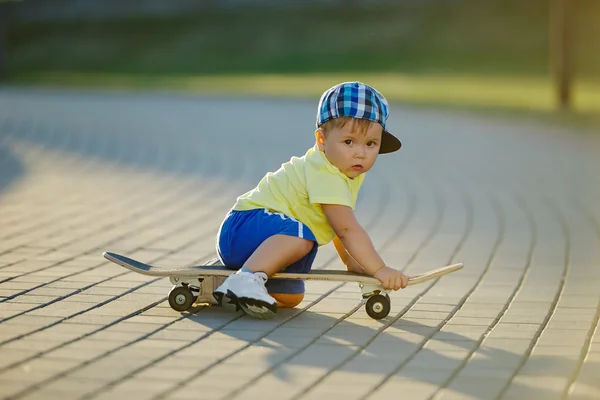 Menino bonito com skate ao ar livre — Fotografia de Stock