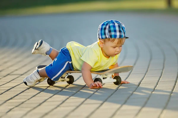 야외에서 스케이트 보드와 귀여운 어린 소년 — 스톡 사진