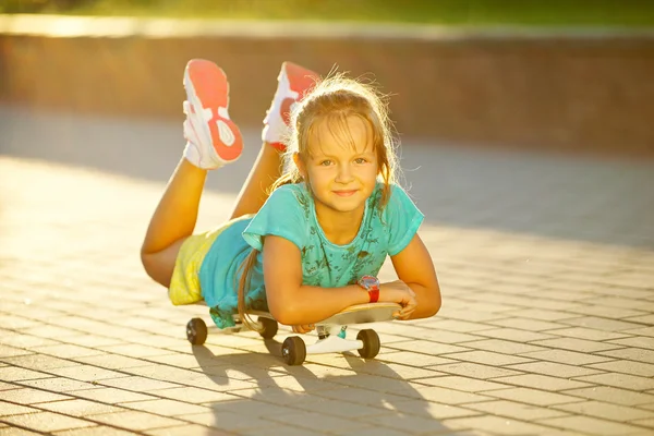 Φωτογραφία: το χαριτωμένο μικρό κορίτσι με skateboard — Φωτογραφία Αρχείου