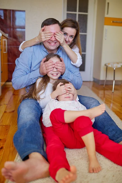 Familia feliz en casa en el suelo —  Fotos de Stock