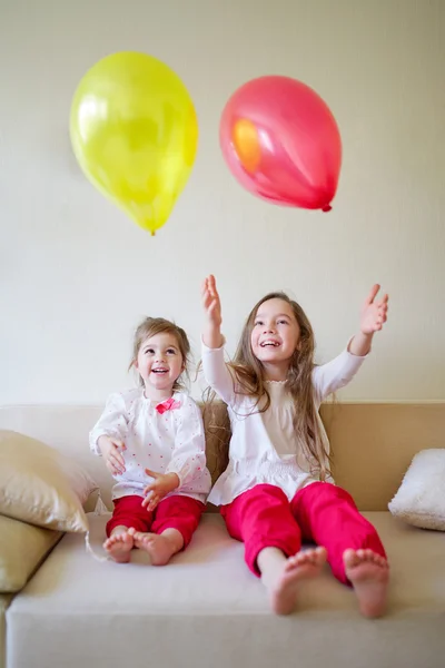 Κορίτσια να παίζουν με μπαλόνια στο σπίτι — Φωτογραφία Αρχείου