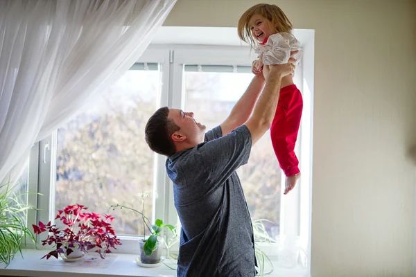 Padre con hija en casa —  Fotos de Stock