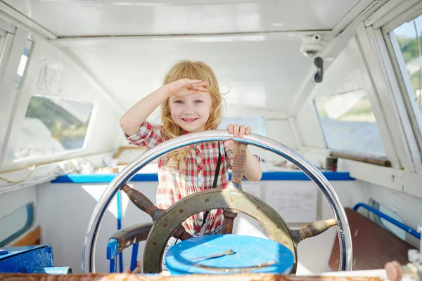 Liten söt flicka på yacht — Stockfoto