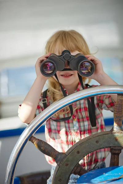 Kleines süßes Mädchen auf Jacht — Stockfoto