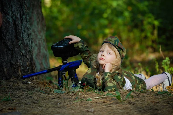 Chica en traje de camuflaje con rifle —  Fotos de Stock